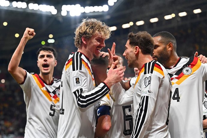 17 November 2025, Saxony, Leipzig: Germany's Nick Woltemade (2nd L) celebrates a goal with teammate Leon Goretzka (R) during the FIFA World Cup European qualifying match between Germany and Slovakia at Red Bull Arena. Photo: Michal Svítok/TASR/dpa