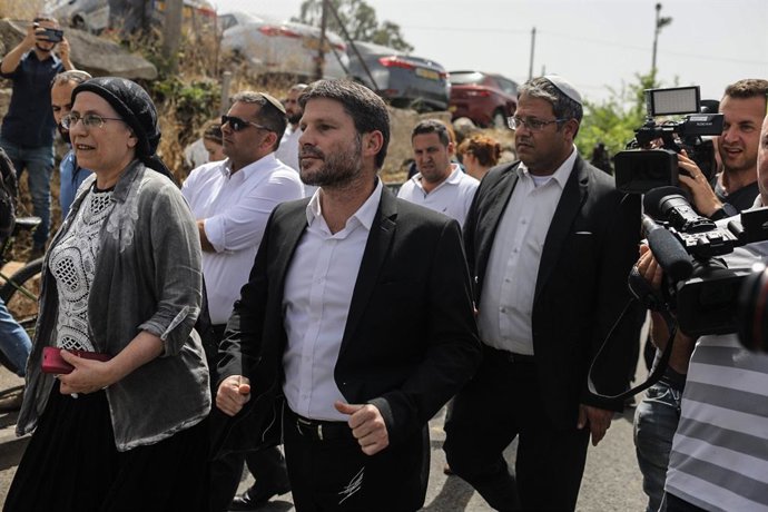 Archivo - Imagen de archivo del ministro de Finanzas israelí, Betzalel Smotrich (centro), y el titular de Seguridad Nacional de Israel, Itamar Ben Gvir (derecha), en Jerusalén