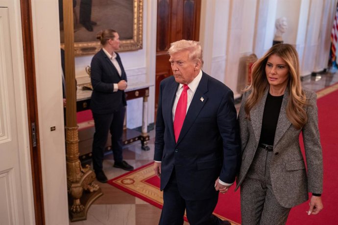13 de novembro de 2025, EUA, Washington: O presidente dos EUA, Donald Trump, e a primeira-dama, Melania Trump, participam da cerimônia de assinatura de uma ordem executiva sobre a promoção do futuro das crianças e famílias americanas. Foto: Andrew Leyden/