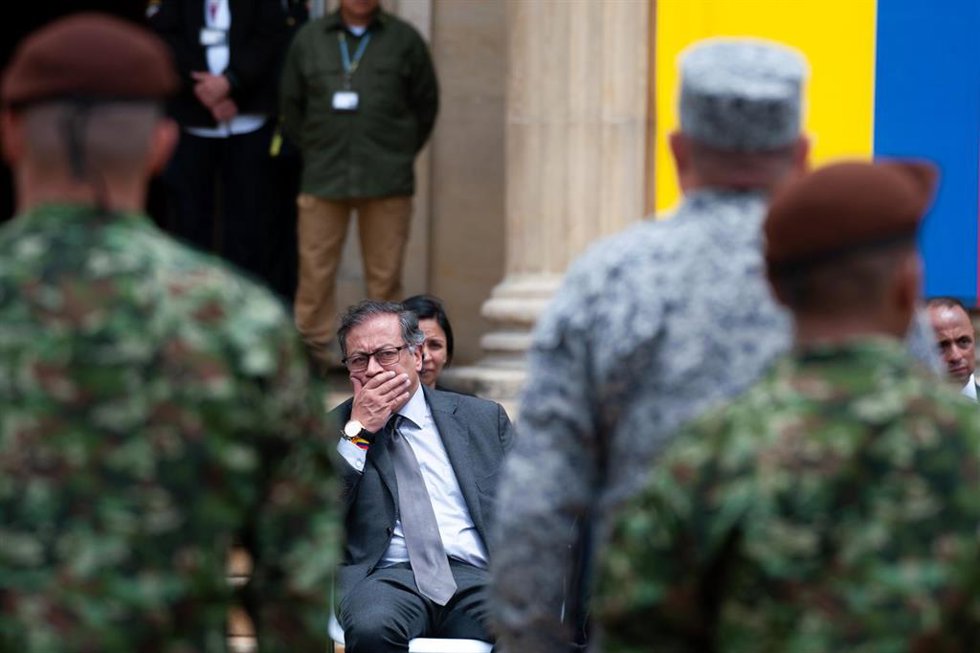 Archivo - El presidente de Colombia, Gustavo Petro, frente a un grupo de militares
