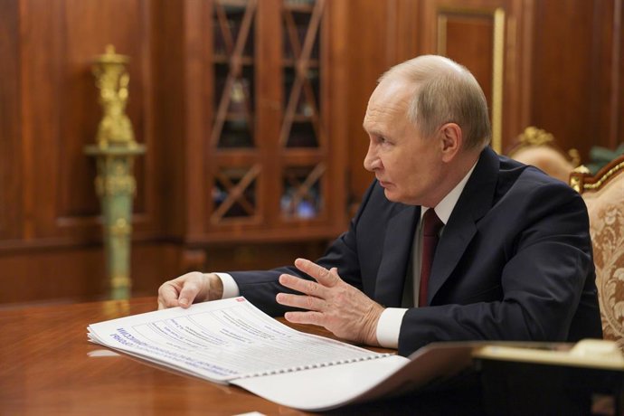 RÚSSIA, MOSCOU - 17 DE NOVEMBRO DE 2025: O presidente da Rússia, Vladimir Putin, observa durante uma reunião com Sergei Chernogayev, presidente da Federação de Sindicatos Independentes da Rússia (FNRP), no Kremlin de Moscou