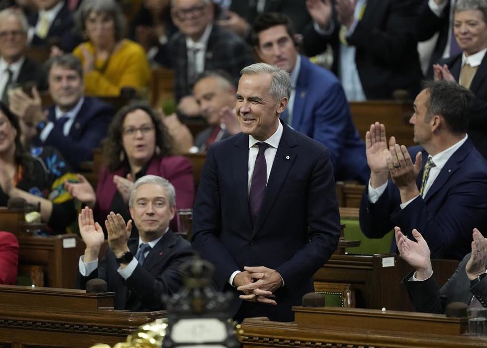 El primer ministro de Canadá, Mark Carney, erguido ante los aplausos que han seguido a la aprobación del presupuesto federal en la Cámara de los Comunes del Parlamento de Canadá, en Ottawa