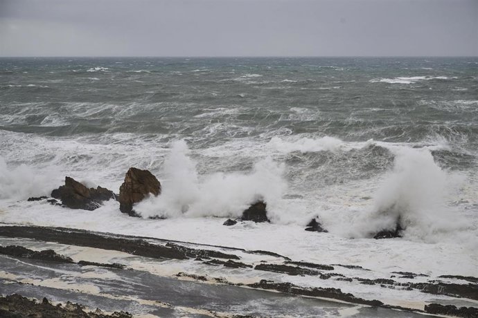 Archivo - Temporal marítimo de viento y lluvia a Cantabria, a 30 de enero de 2025, en Santander, Cantabria (España). 