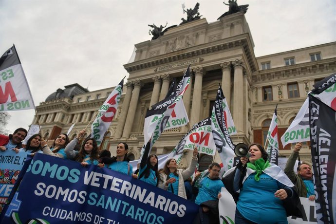 Archivo - Varias personas con carteles durante una concentración de veterinarios por la polémica de la ley de medicamentos, frente al Ministerio de Agricultura, a 5 de marzo de 2025, en Madrid (España). El colegio de veterinarios ha convocado esta protest