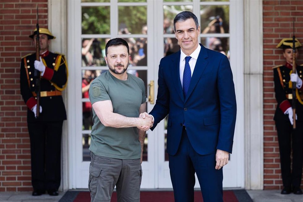 Archivo - El presidente de Ucrania, Volodimir Zelenski (i) y el presidente del Gobierno, Pedro Sánchez (d), a su llegada a un encuentro en el Palacio de La Moncloa, a 27 de mayo de 2024, en Madrid (España). Durante su reunión, Sánchez y Zelenski firman 
