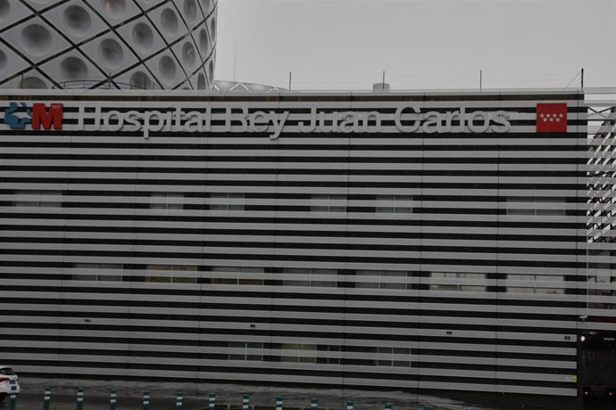 Archivo - Fachada y zonas exteriores del Hospital Rey Juan Carlos de la Comujnidad de Madrid. En Móstoles, Madrid, (España), a 11 de agosto de 2020.