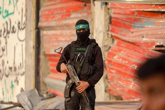 November 4, 2025, Gaza City, Gaza Strip, Palestinian Territory: Hamas militants and members of the International Committee of the Red Cross (ICRC) search for the bodies of Israeli hostages in the rubble in Gaza City on November 4, 2025