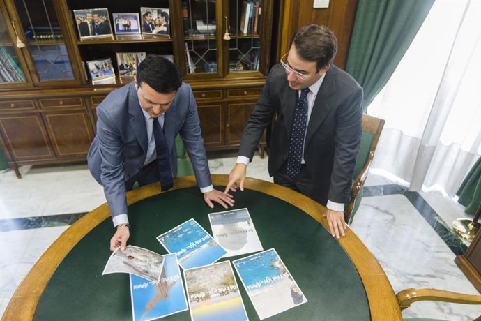 Archivo - Arquivo - O presidente do Conselho Provincial de Almeria, Javier Aureliano García, e o deputado provincial de Turismo, Fernando Giménez