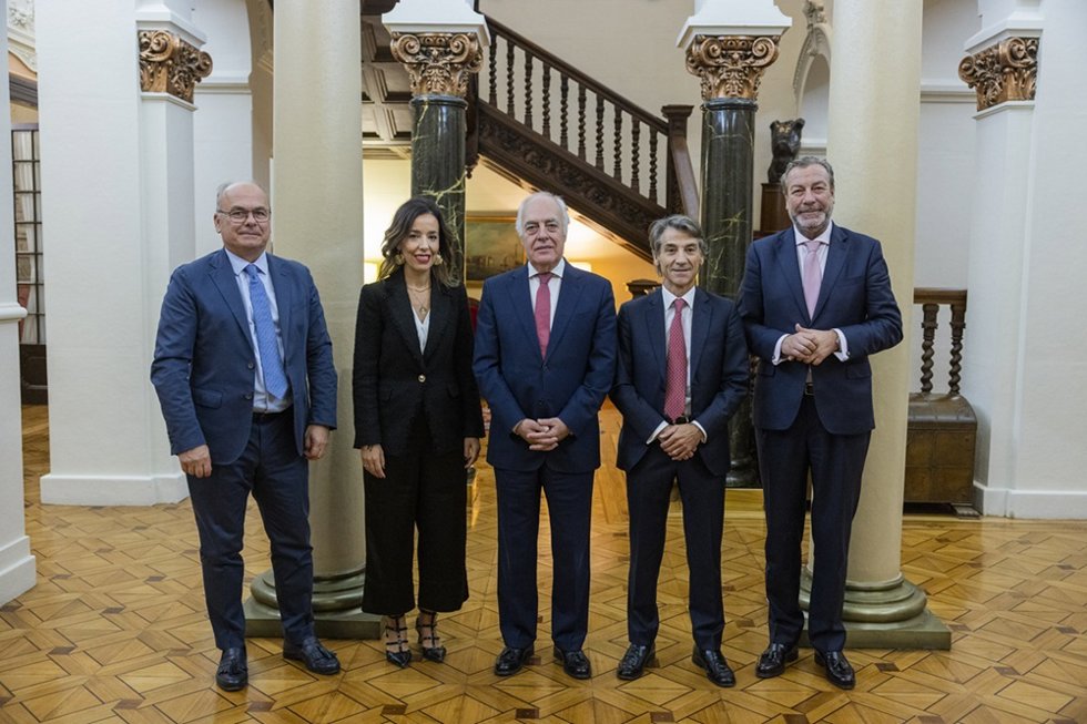 Archivo - Fundación Ibercaja y Sernauto firman un acuerdo para impulsar la movilidad sostenible, conectada y automatizada.