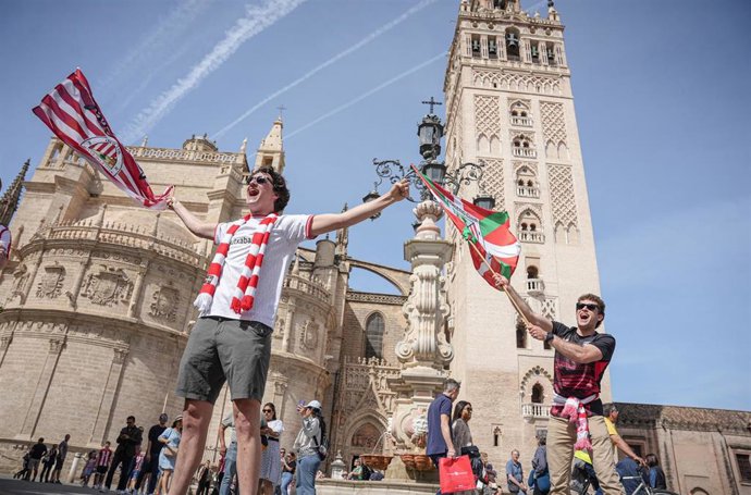 Archivo - Aficionados del Athletic Club de Bilbao en el entorno de la Catedral en la previa de la final de la Copa del Rey de 2024. Imagen de archivo.
