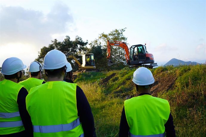 Archivo - Trabajadores de la construcción