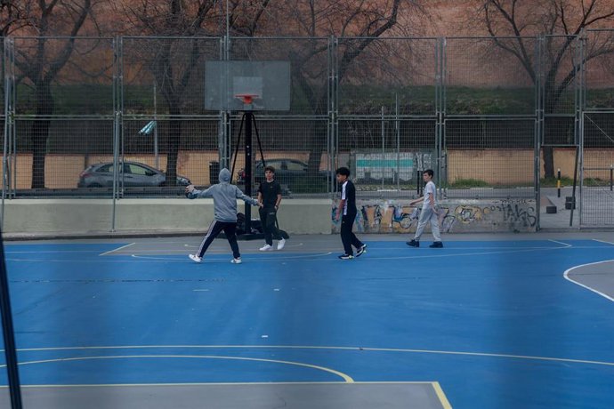 Archivo - Varios niños juegan al baloncesto, a 24 de febrero de 2024, en Madrid (España).