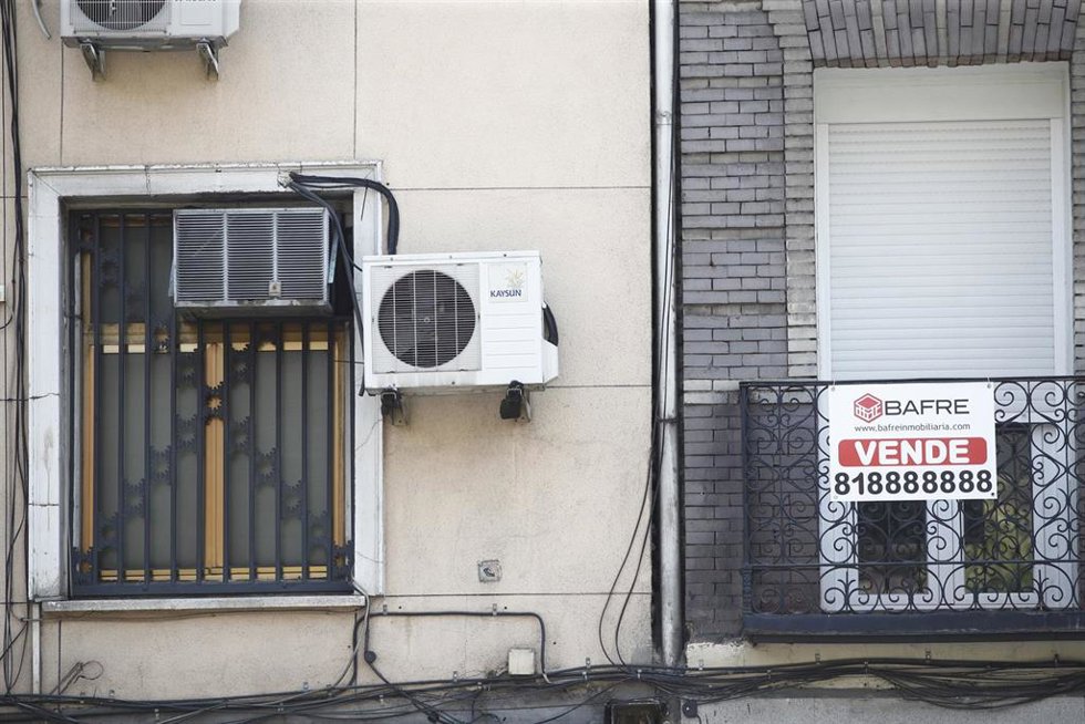 Archivo - Cartel de 'se vende' en el balcón de un piso de un edificio en imagen de archivo.
