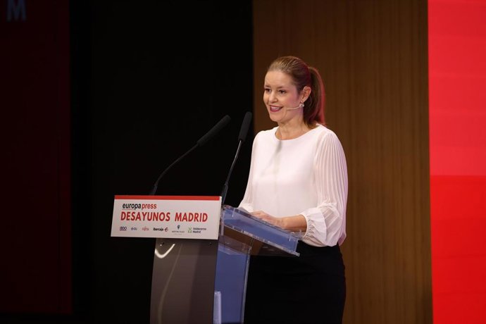 La consejera de Familia, Juventud y Asuntos Sociales de la Comunidad de Madrid, Ana Dávila-Ponce de León, durante un Desayuno Madrid, en el Meeting Place, a 18 de noviembre de 2025, en Madrid (España). El encuentro ha sido organizado por Europa Press.