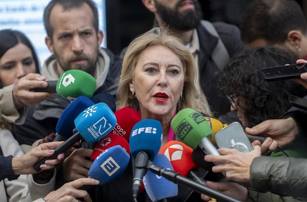 La consejera de Economía, Hacienda, Fondos Europeos y Diálogo Social, y portavoz del Gobierno de la Junta de Andalucía, Carolina España, atiende a los medios antes de asistir a la reunión del pleno del Consejo de Política Fiscal y Financiera (CPFF).