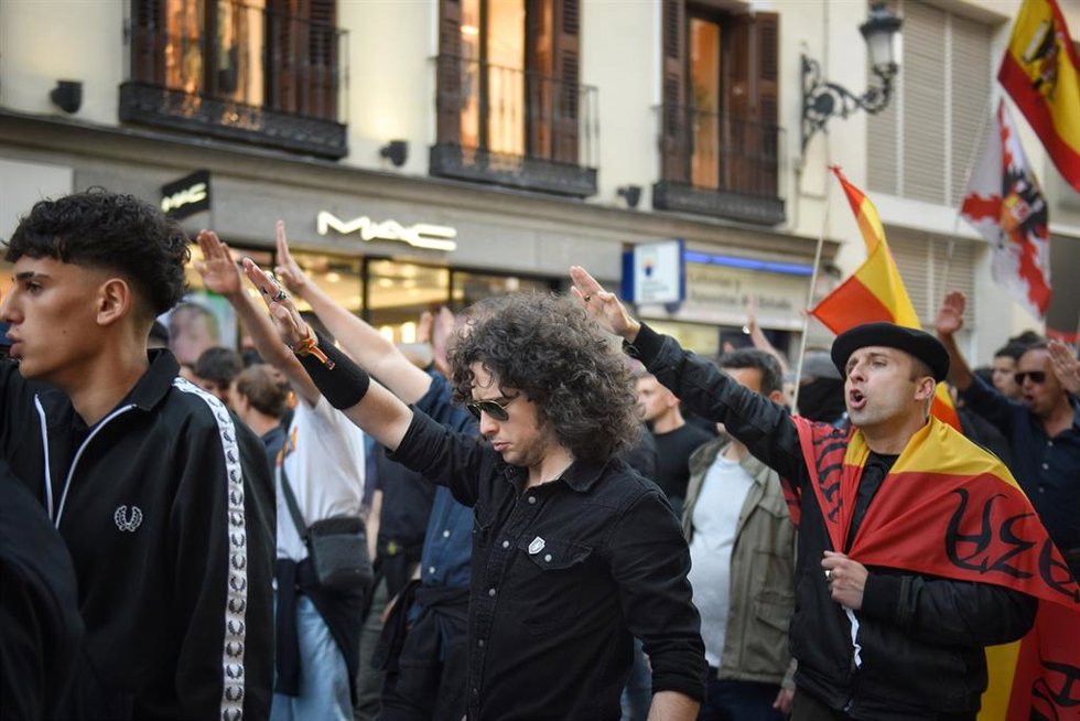 Archivo - Varias personas hacen el saludo fascista durante una manifestación con el lema Remigración. Por unos barrios seguros, a 23 de mayo de 2025, en Madrid (España). 