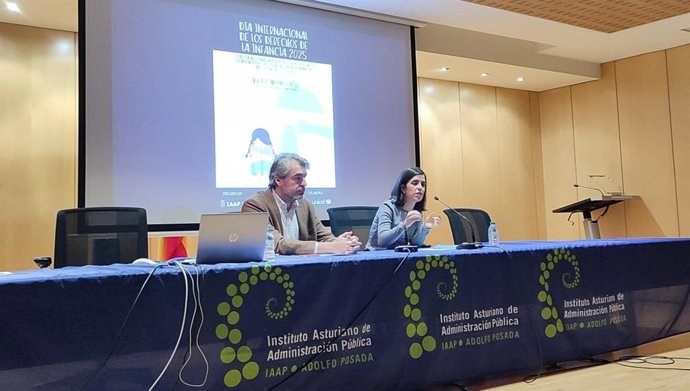 LA directora general de infancia y familias, Clara Sierra, y el presidente de Unicef en Asturias, Ignacio Calviño, en la presentación de la 'Estrategia asturiana para la promoción de derechos y erradicación de la violencia contra la infancia'