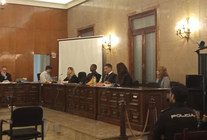 La acusada (d) durante el juicio.