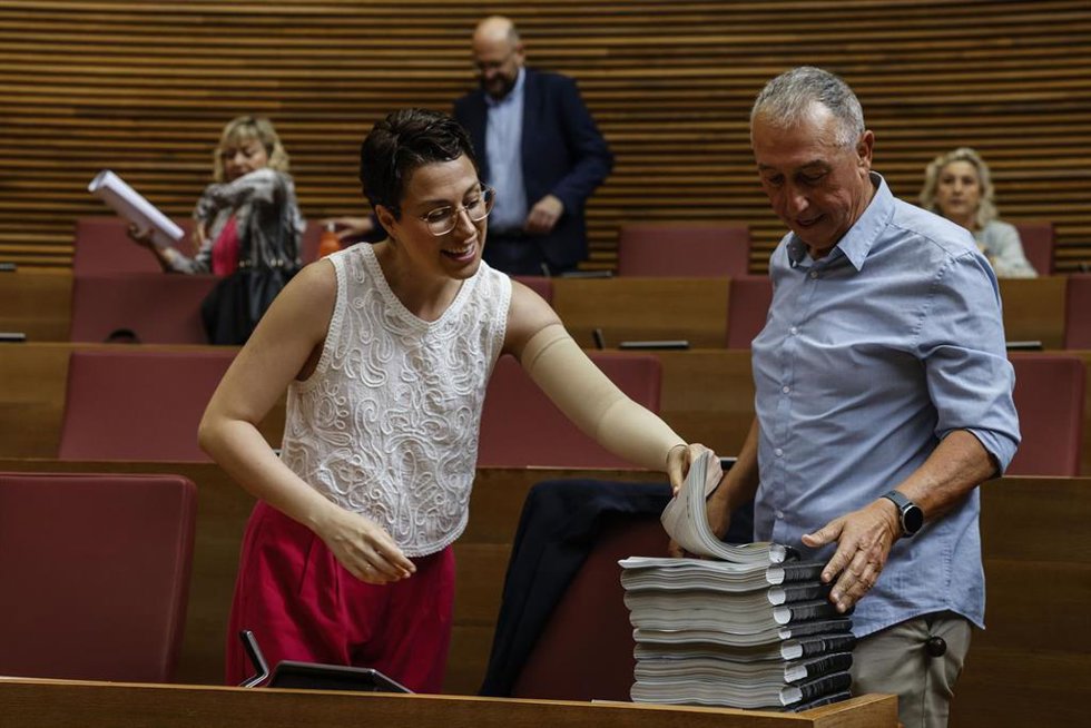 Archivo - Los portavoces de Compromís Aitana Mas (I), y Joan Baldoví (D), durante un pleno de Les Corts