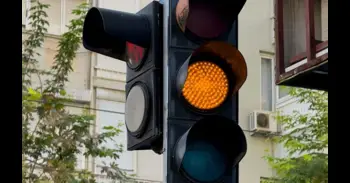 ¿Frenar o acelerar? Muchos conductores toman la decisión equivocada ante un semáforo en amarillo