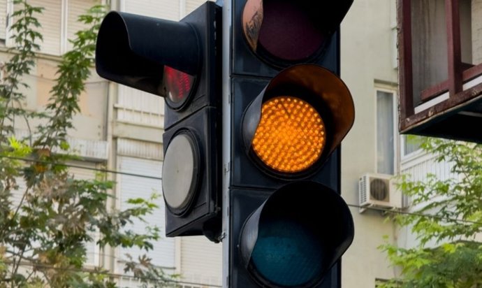 Freio ou velocidade? Muitos motoristas tomam a decisão errada em um semáforo amarelo.