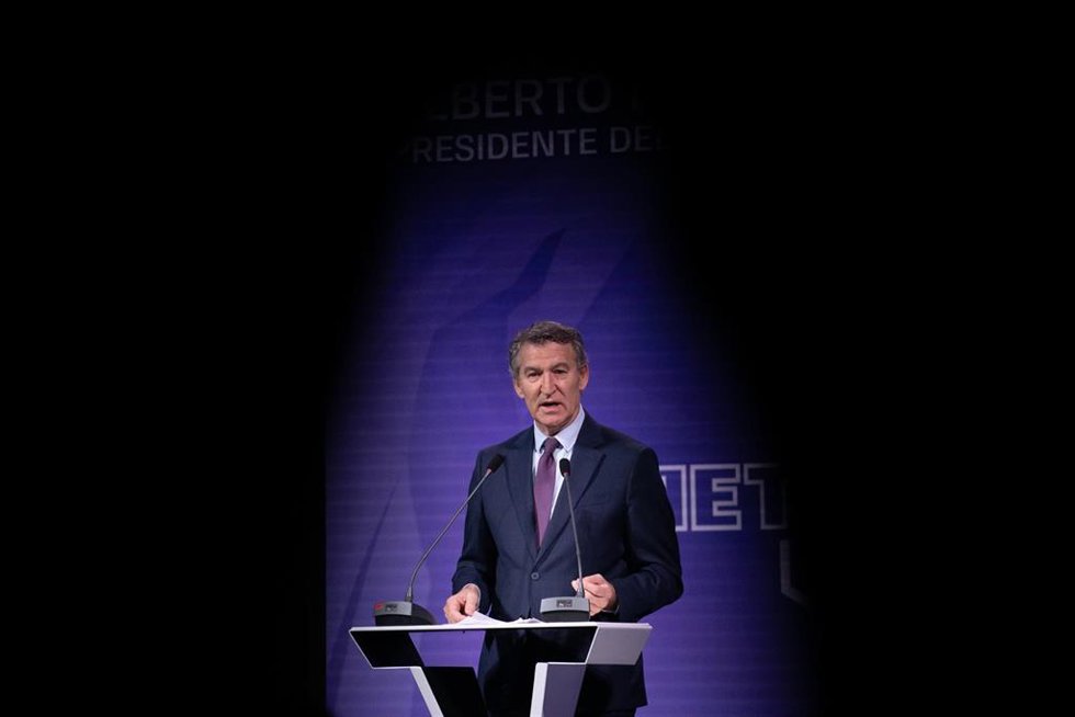 El presidente del Partido Popular, Alberto Núñez Feijóo, interviene durante el foro Metafuturo 2025, en el Ateneo de Madrid, a 18 de noviembre de 2025, en Madrid (España).