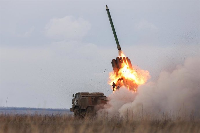 REGIÃO DE KHARKOV - 29 DE OUTUBRO DE 2025: Um lançador múltiplo de foguetes Uragan do Grupo de Forças Zapad [Oeste] da Rússia realiza uma missão de combate