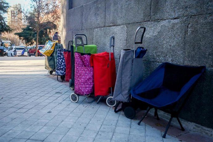 Archivo - Una hilera de carros de la compra en un reparto de alimentos 