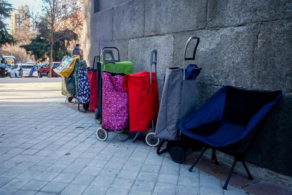 Archivo - Una hilera de carros de la compra en un reparto de alimentos