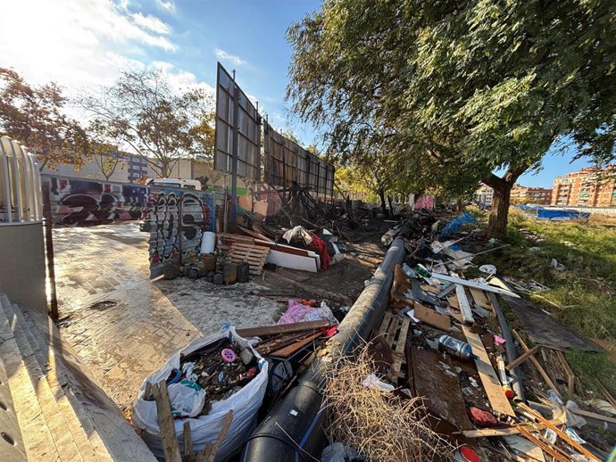 Asentamiento que ha quedado calcinado este martes por la mañana cerca del puente de Bac de Roda