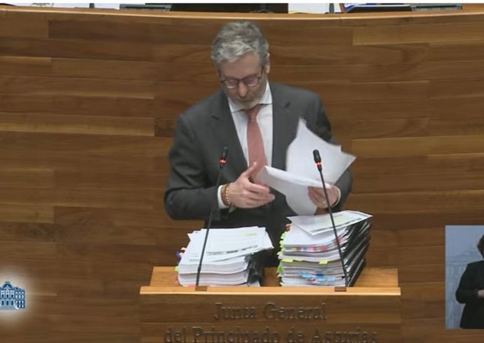 El diputado de Vox, Javier Jové, con expedientes de subvenciones en la Junta General.