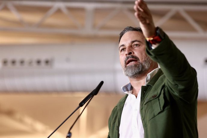 O presidente da VOX, Santiago Abascal, fala durante um evento para apresentar os candidatos da VOX para as eleições regionais em Extremadura, no Hotel Las Lomas, em 17 de novembro de 2025, em Mérida, Badajoz, Extremadura (Espanha). Abascal tem r