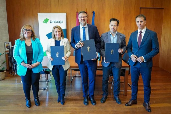 Firma del convenio entre la Junta y Unicaja.