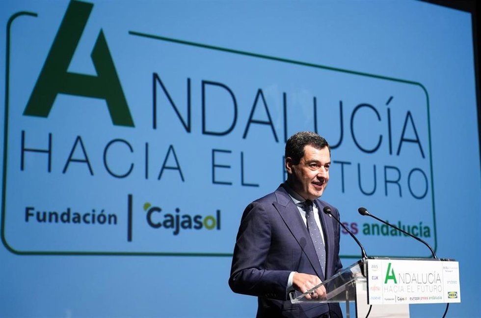 El presidente de la Junta de Andalucía, Juanma Moreno, interviene en la inauguración del foro 'Andalucía hacia el futuro' organizado por Europa Press en colaboración con la Fundación Cajasol en Sevilla.
