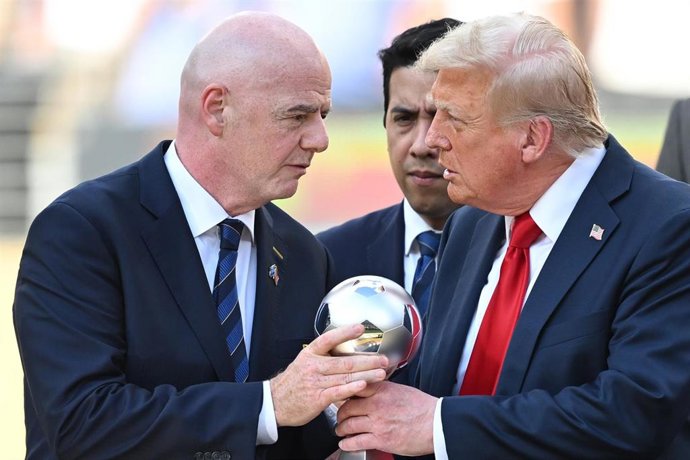 Archivo - Gianni Infantino y Donald Trump charlan durante el Mundial de Clubes