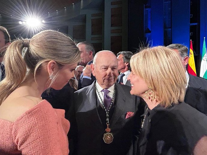 Álvaro Domecq Romero, junto a la alcaldesa de Jerez en el pasado acto de entregas de Medallas de Andalucía de la Junta el 28 de febrero de 2024.