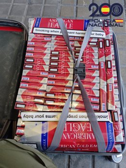 Cajetillas de tabaco incautadas entre el equipaje del viajero