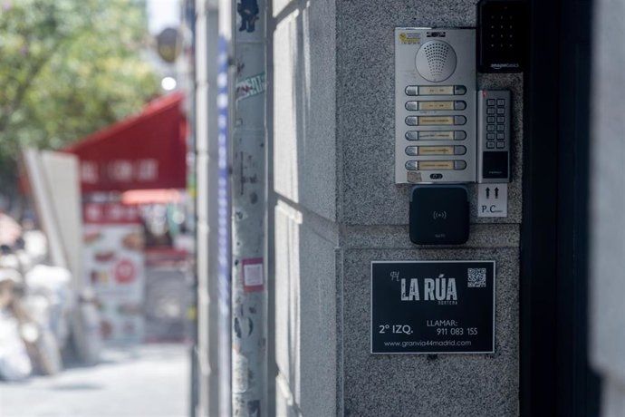 Archivo - Caja de llaves de un apartamento turístico, a 1 de julio de 2025, en Madrid (España). 