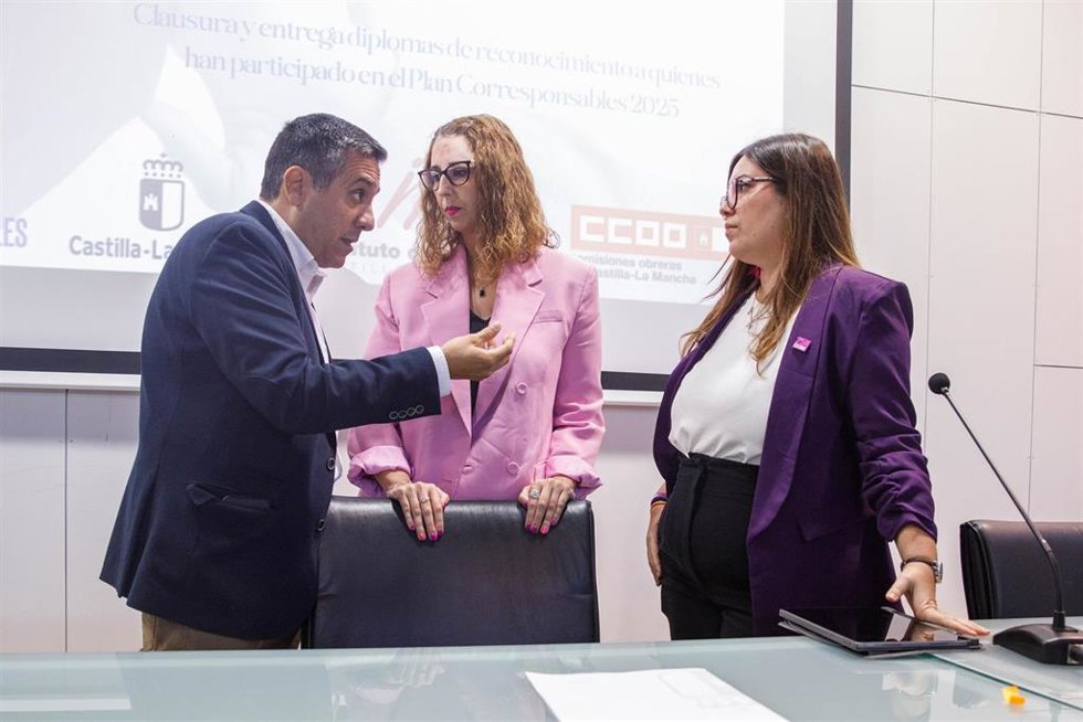La consejera de Igualdad, Sara Simón, clausura el programa sobre corresponsabilidad que CCOO ha desarrollado con apoyo del Gobierno regional.