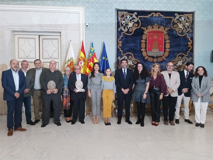 Barcala recibe a finalistas de los premios Festers d'Alacant y entrega estatuillas originales de Sergio Gómez