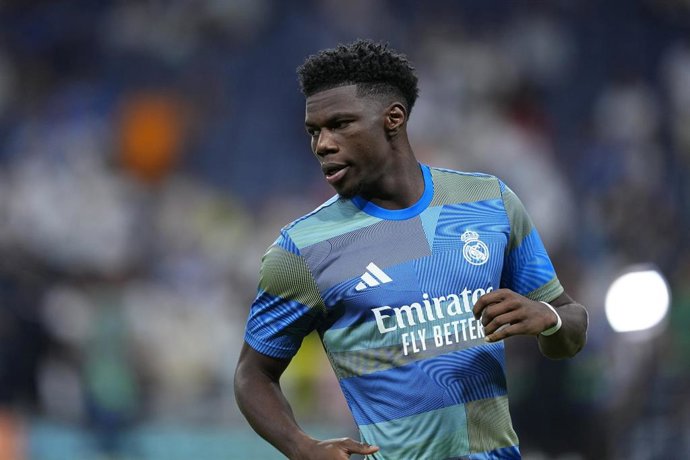 Archivo - El centrocampista del Real Madrid Aurélien Tchouaméni, en un calentamiento antes de enfrentarse al Olympique de Marsella en Champions 2025-26 en el Estadio Santiago Bernabéu. 