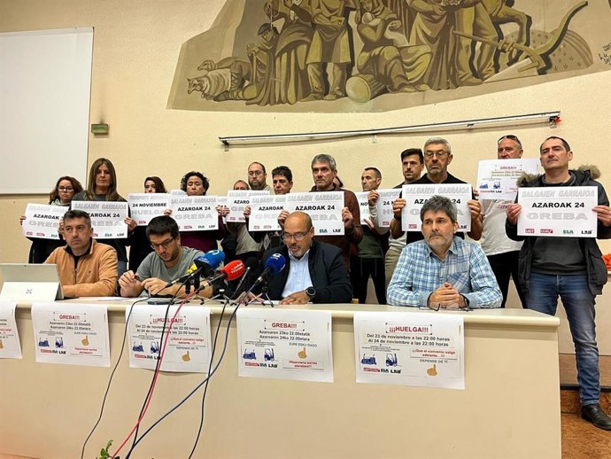 Los sindicatos UGT, CCOO, ELA y LAB convocan una jornada de huelga el 24 de noviembre en el sector del transporte de mercancías por carretera.