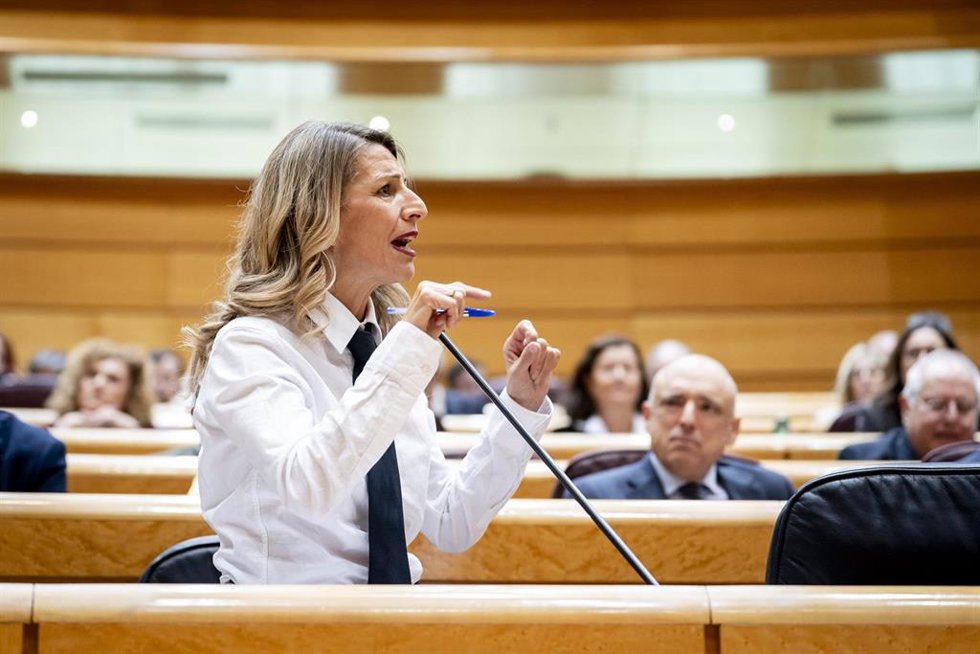 La vicepresidenta segunda y ministra de Trabajo, Yolanda Díaz, interviene durante una sesión plenaria, a 4 de noviembre de 2025, en Madrid (España).