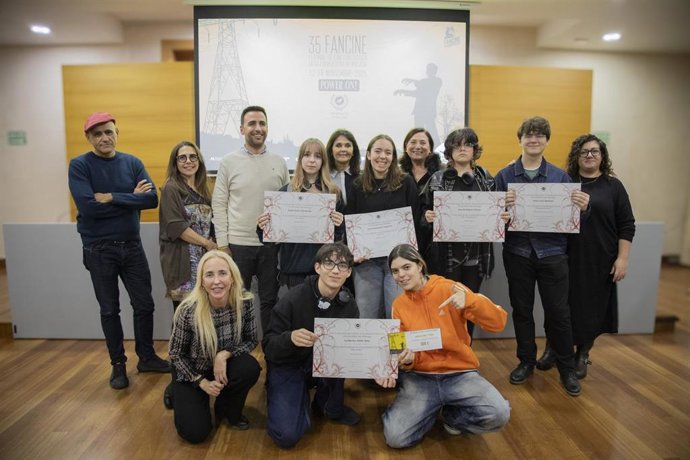 Foto de familia de la entretga de premios del XVII Concurso de Cómic e Ilustración de Fancine.