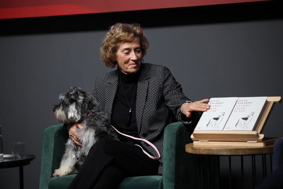La escritora Julia Navarro y su perrita Barbie en la presentación de 'Cuando ellos se van', a 14 de noviembre de 2025, en Madrid (España).  