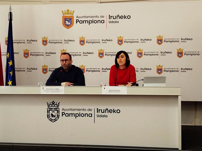 El concejal delegado de Ciudad Habitable y Sostenible, Borja Izagirre, junto a la responsable del Servicio de Movilidad, Alexia Canto