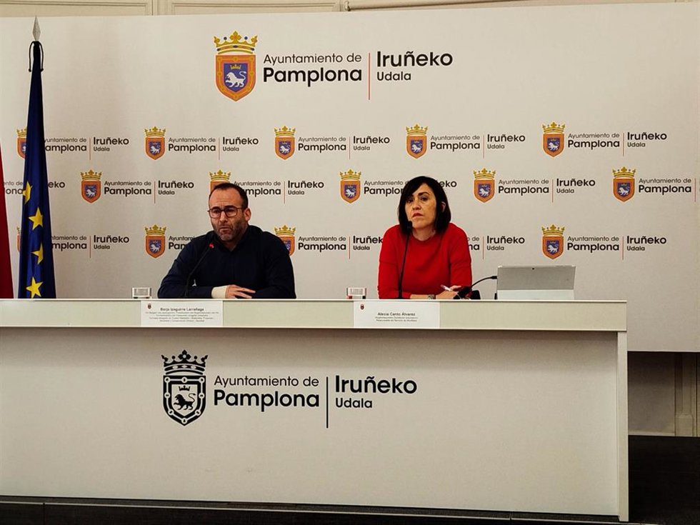 El concejal delegado de Ciudad Habitable y Sostenible, Borja Izagirre, junto a la responsable del Servicio de Movilidad, Alexia Canto