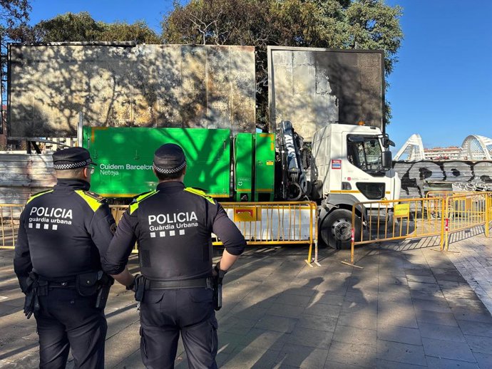 Dos agents de la Guàrdia Urbana després de l'incendi
