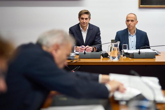 I-D: Los redactores del proyecto de duplicación de los túneles de Belate, Ignacio Sainz (Sertecna) y Mario Fernández (Geocontrol), en la comisión de investigación del Parlamento de Navarra.