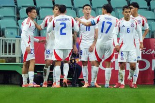 Futbol, Rusia vs Chile Partido amistoso 2025 El jugador de la seleccion chilena Gonzalo Tapia, centro, celebra su gol durante el partido amistoso contra Rusia disputado en el Estadio Olimpico Fisht de Sochi, Rusia. 15/11/2025 Sipa/Photosport  Football,